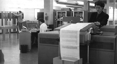 Photo du IBM 705, le premier ordinateur utilisé par StatCan à l'interne  